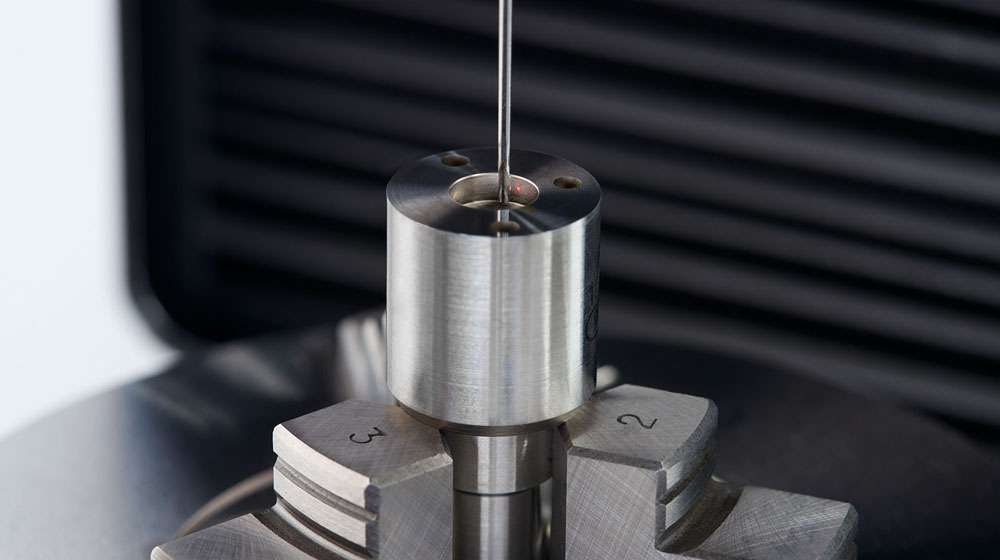 Measuring roundness inside the spray hole of an injection nozzle