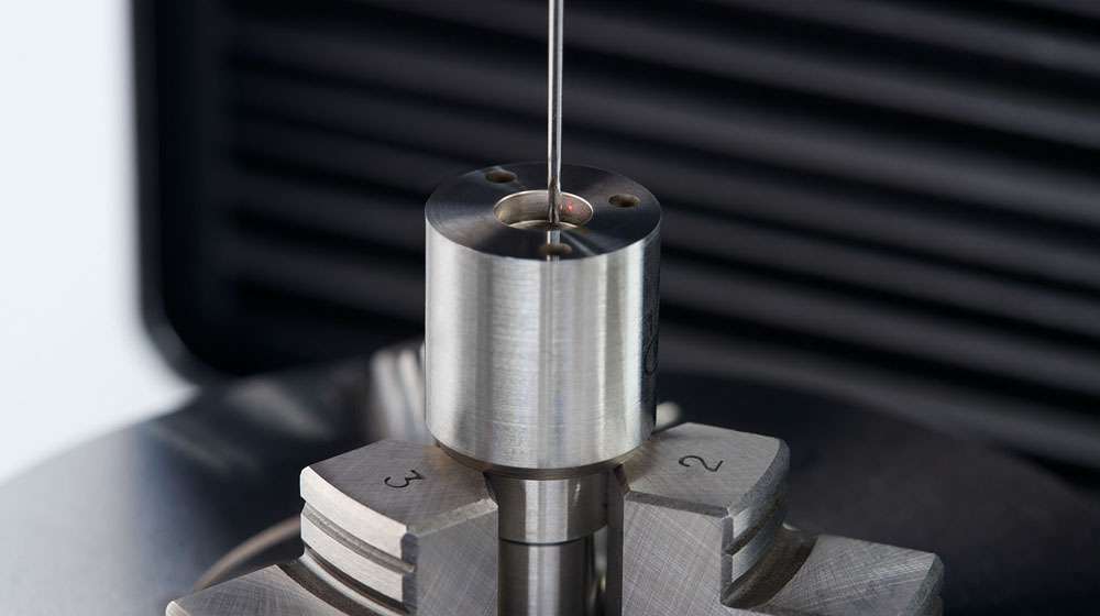 Roundness measurement inside the spray hole of an injection nozzle